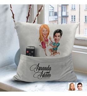 BK Gift Kişiye Özel Sevgililer Karikatür Tasarımlı Organizer Kumanda ve Atıştırmalık Cepli Gri Kırlent Yastık-19 Arkadaşa Hediye, Cepli Yastık