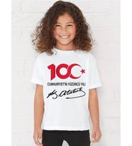 MODAVALS 23 NİSAN 19 MAYIS 30 AĞUSTOS 29 EKİM 10 KASIM OKUL GÖSTERİ UNISEX GARSON BOY 100. YIL ATATÜRK İMZA BASKILI KISA KOL TSHIRT - BEYAZ