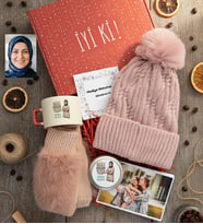 Kişiye Özel Karikatürlü Best Mom Ever Anneye Hediye Hediye Kutusu - Kişiye Özel Lüks Fincan, Bere, Eldiven, Mum, Fotoğraf 10 Adet Anneler Günü Hediyesi