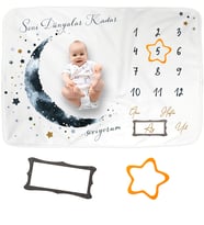 MokyDesign Aylık Fotoğraf Çekim Anı Battaniyesi Yumuşak Polar. Bebek Hediyelik. Erkek Bebek Yeni Doğan Hediye Seti. Baby Shower Hediyesi. 150 X 100 cm, 2 Adet Özel Kesim Çerçeve Hediyeli