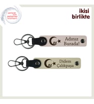 Evlilik Yıldönümü Anısı – Çocuk Ve Ayyıldız Desenli Kişisel Deri Anahtarlık, Pudra-Sütlü Kahve