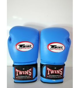 Twins marka Deri Boks Eldiveni Mavi renk cırtlı model Orjinal Dana derisidir İTHAL ÜRÜNDÜR profesyonel sporcular için uygundur. 10-12-14 16 OZ büyüklükte İstediğiniz Bedeni msj ile bildiriniz