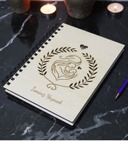 Kişiye Özel Anne Bebek Desenli Ahşap Kapaklı Defter - Ajanda - İsme Özel - A5 60 Yaprak (120 SAYFA) Hediyelik (Gümüş)