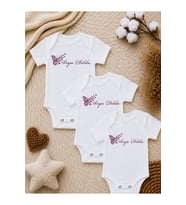 Kişiye Özel Kız Bebek 3’lü Body Seti Bordo Kelebek Temalı İsimli Kısa Kollu Bebek Zıbını