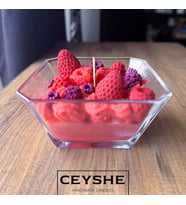 Çilek Kokulu  Meyveli Tatlı Tasarımlı Camda Dekoratif Ahşap Fitilli Soya wax Mum (Pembe)