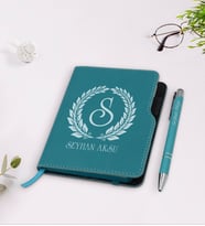 BK Gift Kişiye Özel Çelenk Baş Harfli İsimli Turkuaz Termo Deri Defter Kalem Seti-6