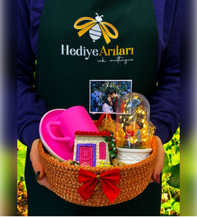 Fotoğraflı Özel Hediye Sepeti  Pembe Kahve Fincanı & Magnet & Işıklı Kalp Tutan Çiftli Fanus