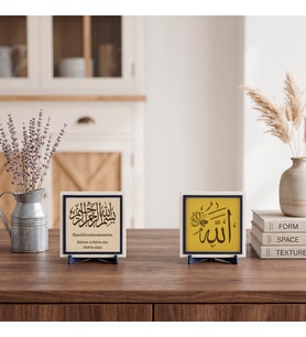 Huzur Veren Lafz-ı Celâl Kaligrafisi ile Özel Deri Meâlli Besmele Detaylı İkili Masaüstü Dekoru 10x10 cm, Pudra - Sarı