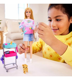 Barbie Malibu Stilist Bebek Oyun Seti HNK95