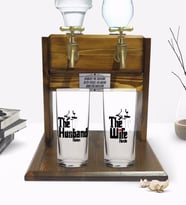 BK Gift Kişiye Özel Renkli Baskılı The Husband And Wife Tasarımlı İkili Rakı Bardağı ve Çift Musluklu Doğal Ahşap Rakı Standı-1 (Model 1)