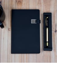 Kişiye Özel Siyah Termo Defter& Siyah/Gold Detaylı Roller Kalem Hediye Seti
