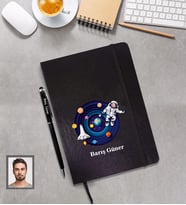 Kişiye Özel Uzay Karikatürlü Siyah Defter Kalem Hediye Seti Bay-4