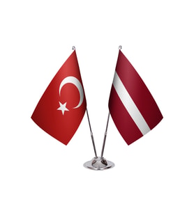 Letonya İkili Masa Bayrağı