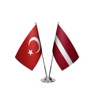 Letonya İkili Masa Bayrağı