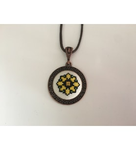 Kadın Motif işlemeli Kanaviçe Kolye