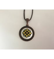 Kadın Motif işlemeli Kanaviçe Kolye