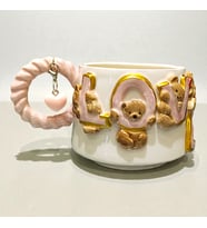 El Yapımı 3D Yaldızlı LOVE Ayıcık Figürlü HEDİYE Harf yada Kalp Charm'lı Kişiye Özel Seramik Kupa (Pembe-Altın)