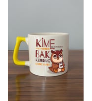 Kime Ne Yaptıysam Hakettiğinden Baskılı Sarı Kulplu D Kupa (Beyaz)