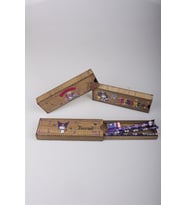 DEKOMUS İLE LİSANSLI KUROMI ÇEKMECELİ AHŞAP KALEMLİK,2 ADET KURŞUN KALEM,SİLGİ VE UÇLU KALEM SETİ