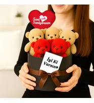 Ayıcık Buketi 5 Adet Kırmızı & Krem Peluş Ayıcık Buketi Seni SeviyorumHediyesi Hediye Kutusu  Aşk Dolu Kırmızı Peluş Ayıcık Buketi Kutusu -İyi Ki Varsın Mesajlı Hediye Seti