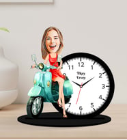 Kişiye Özel Karikatürlü Bayan Vespa Ahşap Biblo Masa Saati