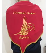 Yeşil Kırmızı Tuğra O Şimdi Asker Asker Yareni İsimli Nakış İşlemeli Kına - Damat - Asker Omuz Şalı Atkısı Omuz Örtüsü İsme Özel (Kırmızı)