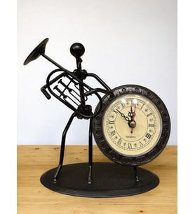 Kişiye Özel Trompet Çalan  Dekoratif Metal Tasarım Masa Saati 17 cm X 16 cm 7,5 cm (Siyah)