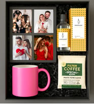 Kişiye Özel Fotoğraflı Kahve Seti Masaüst Ahşap Kolaj Çerçeve,French Press, Kupa, Kahve ve Kolonya – Sevgiliye Özel Fotoğraflı Hediye Seti (Pembe)