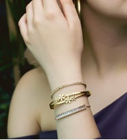 Taş Detaylı Gold Renk Çelik Kelepçe Bileklik & Çiçekli Gold Renk Çelik Kelepçe Bileklik & Gold Su Yolu Bileklik Takı Seti