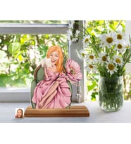 BK Gift Kişiye Özel Kadın Karikatürlü Ahşap Standlı Pleksi Biblo-103, Anneye Hediye, Arkadaşa Hediye
