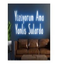 Yüzüyoum Ama Yanlış Sularda Yazılı Neon Tabela