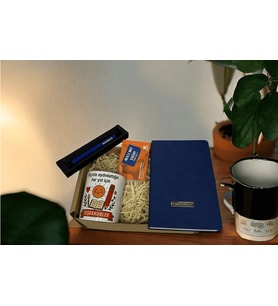 ÖĞRETMENLER GÜNÜ HEDİYE SETİ (KALEMLİK, KALEM, DEFTER, AKILLI NOT KAĞIDI) (Lacivert)