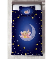 MEKTA HOME BEBEK VE ÇOCUK ODASI Ay Üzerinde Uçan Peri Kız Desenli Yatak Örtüsü