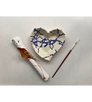 Kintsugi Yapım Kiti (Desenli Kalp) , DIY Dekoratif Japon Sanatı Hobi Seti, Hediye Fikirleri, Sevgiliyle/Arkadaşla Yapılacak Aktivite Fikri (Beyaz-Mavi)