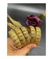 22 Ayar Altın Kaplama Çizgili Desen 5'li 1.5 Cm Bilezik - Hediyelik Bilezik