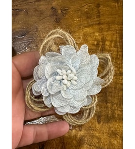 8X8 CM HASIR KABARTMA ÇİÇEKLİ İĞNELİ BROŞ YKA İĞNESİ (Bebek Mavisi)