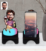 BK Gift Kişiye Özel Erkek Karikatürlü Ahşap Biblo Telefon Standı-2
