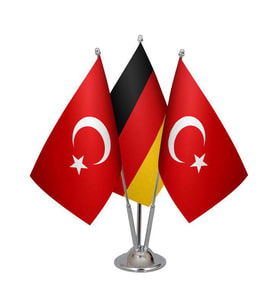 Masa Üstü Almanya Bayrağı Türk Bayrağı Üçlü Krom Direk Masa Bayrak Seti
