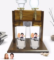 BK Gift Kişiye Özel Sevgililer Tasarımlı İkili Rakı Bardağı ve Çift Musluklu Doğal Ahşap Rakı Standı-53 (Model 1)