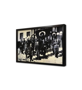 Atatürk Genelkurmaydan Çıkarken Çerçeveli Cam Tablo