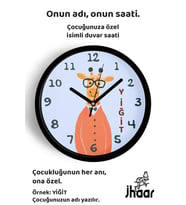 İsme Özel Sevimli Zürafa Çizimli Çocuk Odası Duvar Saati Orta Boy 30 cm Siyah Camlı Sessiz