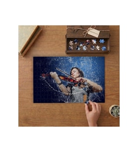 Suda Keman Çalan Kadın Tasarımı 240 parça Ahşap Puzzle Ahşap Kutuda MP00126