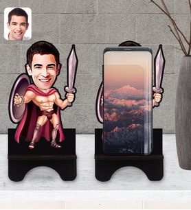 BK Gift Kişiye Özel Spartalı Karikatürlü Ahşap Biblo Telefon Standı-1