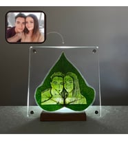 GERÇEK CANLI YAPRAK ÜZERİNE KİŞİYE ÖZEL FOTOĞRAF İŞLEMESİ & AHŞAP STANDLI ŞIK ŞEFFAF PLEKSİ ÇERÇEVE İLE BİRLİKTE / Doğum Günü, Yıl Dönümü, Anneler Günü, Özel Gün Hediyesi