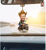 Kişiye Özel Karikatürlü Rodeo Temalı Ahşap Araba Dikiz Ayna Süsü