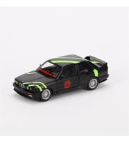 1:24 Ölçek Sesli Işıklı 4 Kapısı Kaput ve Bagajı Açılan Stantlı Model Araç E30 Siyah