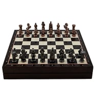 GiftHome Orta Boy Metal İngiliz Satranç Takımı Antik ve Ceviz Desenli Sandıklı MDF Tahtası (36x36x6 cm.)