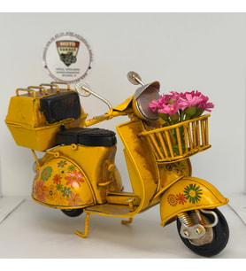 Nostaljik Çiçekli Sarı Scooter - 17 cm Dekoratif Motosiklet Modeli