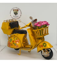 Nostaljik Çiçekli Sarı Scooter - 17 cm Dekoratif Motosiklet Modeli