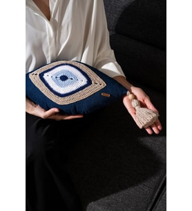 Kot Kumaş El Örgüsü Nazar Motifli Yastık - Dekoratif Denim Bohem Kırlent - Yeni Ev, Ofis ve Sevdiklerinize Şans Hediyesi (25x40 cm)